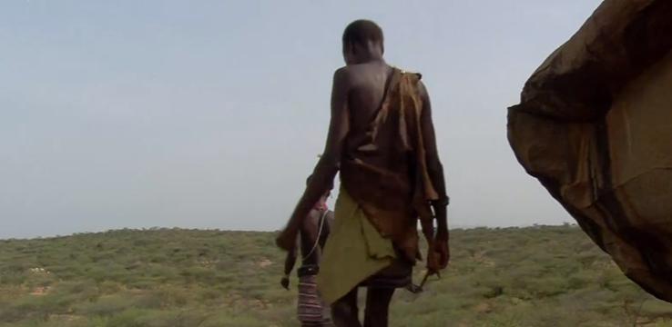 非洲原始部落的真实生活：女人想找对象，就要主动让男人鞭打