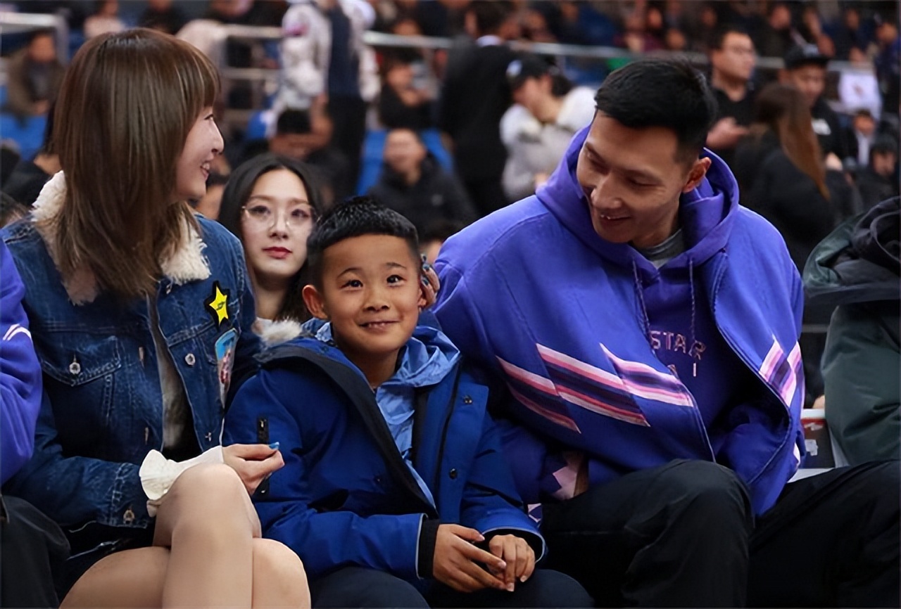 易建联与娇妻荆灵图片,易建联身价上亿迎娶巴西宝贝