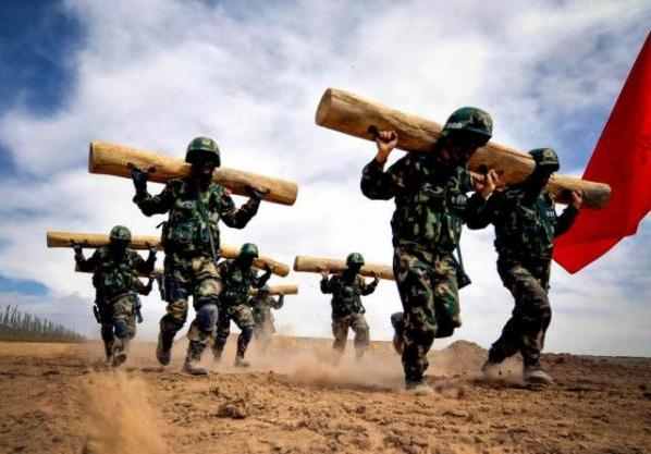 炮刹！台军战力有多差？“阿帕奇”降落，炮管杵地弯曲变形