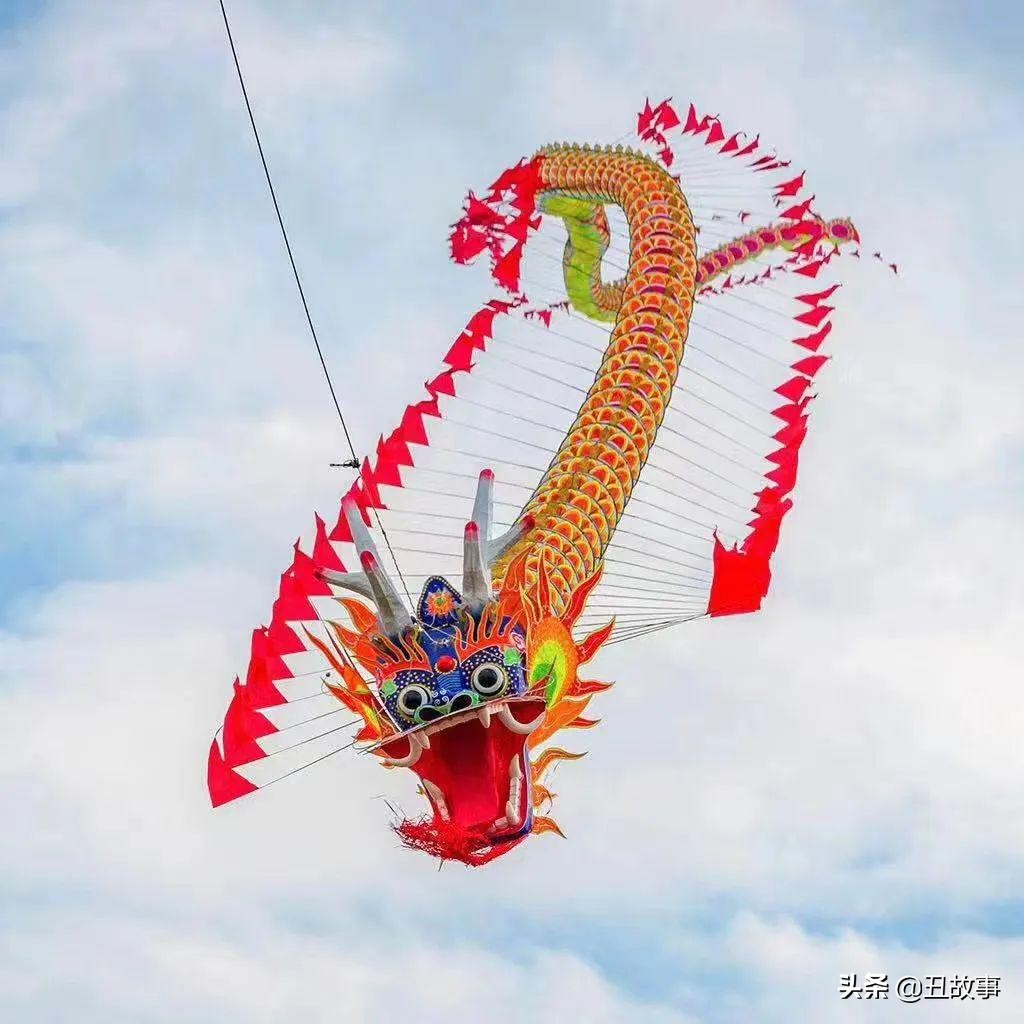巨龙腾飞风筝的放飞现场,260米长风筝