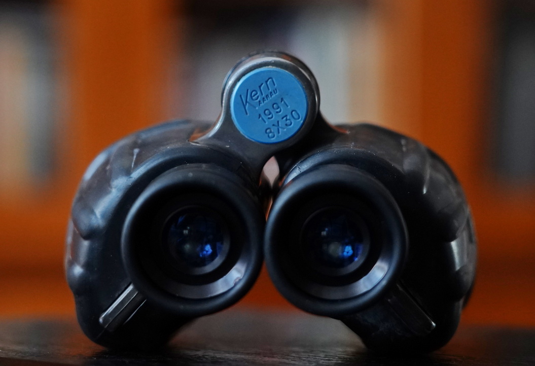 一树梨花压海棠：是*用军**望远镜好？还是名牌望远镜好？