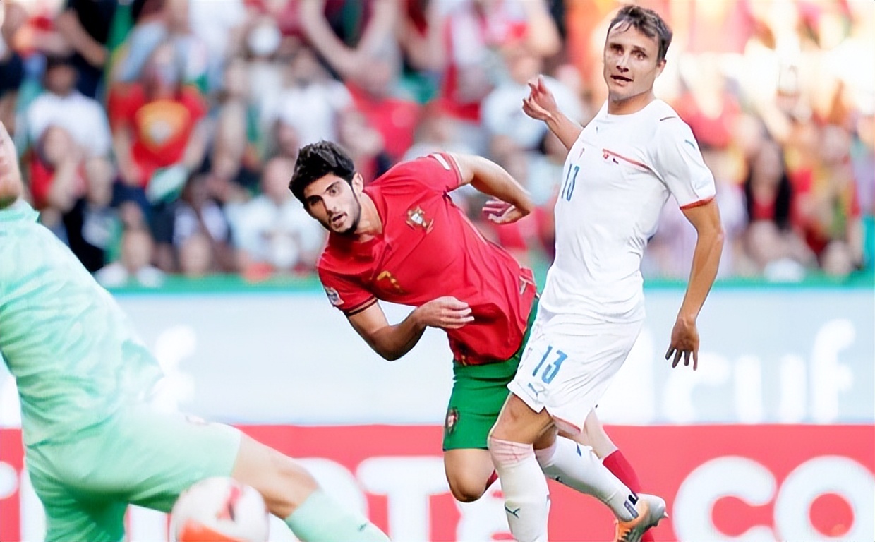 气愤！B席直塞，格德斯右路得球射门进球，C罗直奔球门捡漏未果