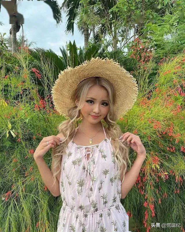 日本17岁高中女生在网上炫富：开劳斯莱斯上学，车库停14辆豪车