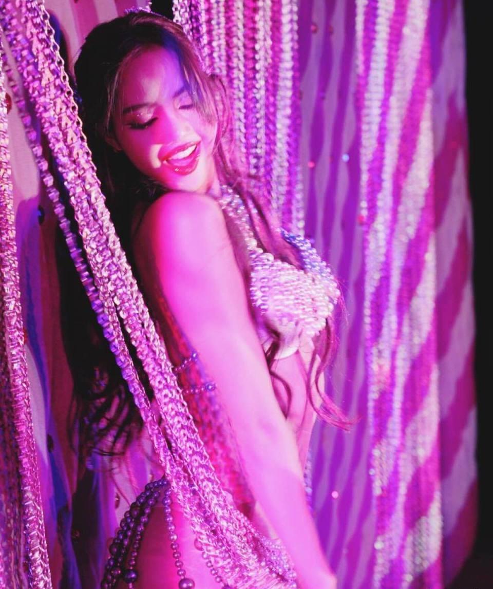 Lisa自晒“疯马秀”演出照,K线图前舞动,后台咧红唇跟继父同框