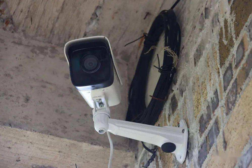 08年,河北女孩“瘫痪”卧床20年,姐姐安上监控后,戳穿多年*局骗**