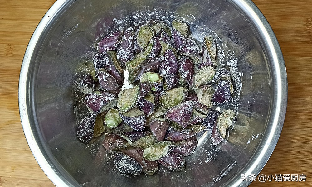 入味香喷喷的茄子煲就可以上桌了,咸鱼茄子煲直接用砂锅的做法