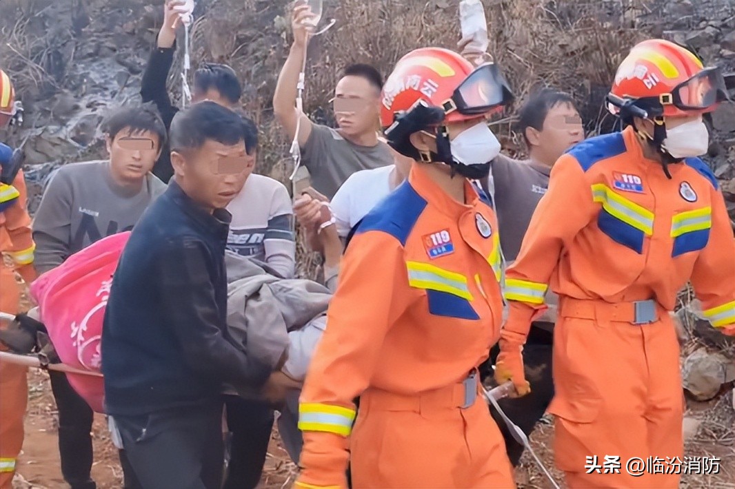 手“卡”进压面机，疼……