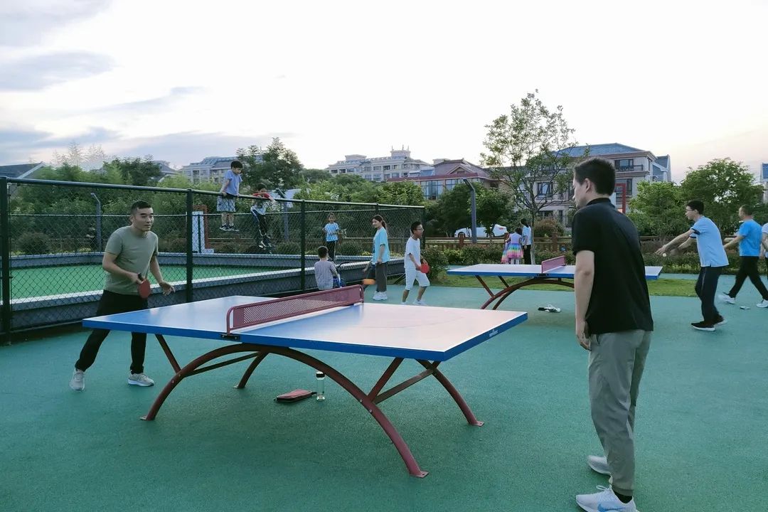 家门口的体育广场,家门口的健身场就是这么燃