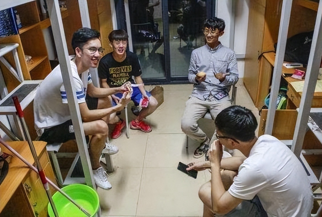 大学生被室友孤立排挤怎么办,大学生买空调被室友孤立