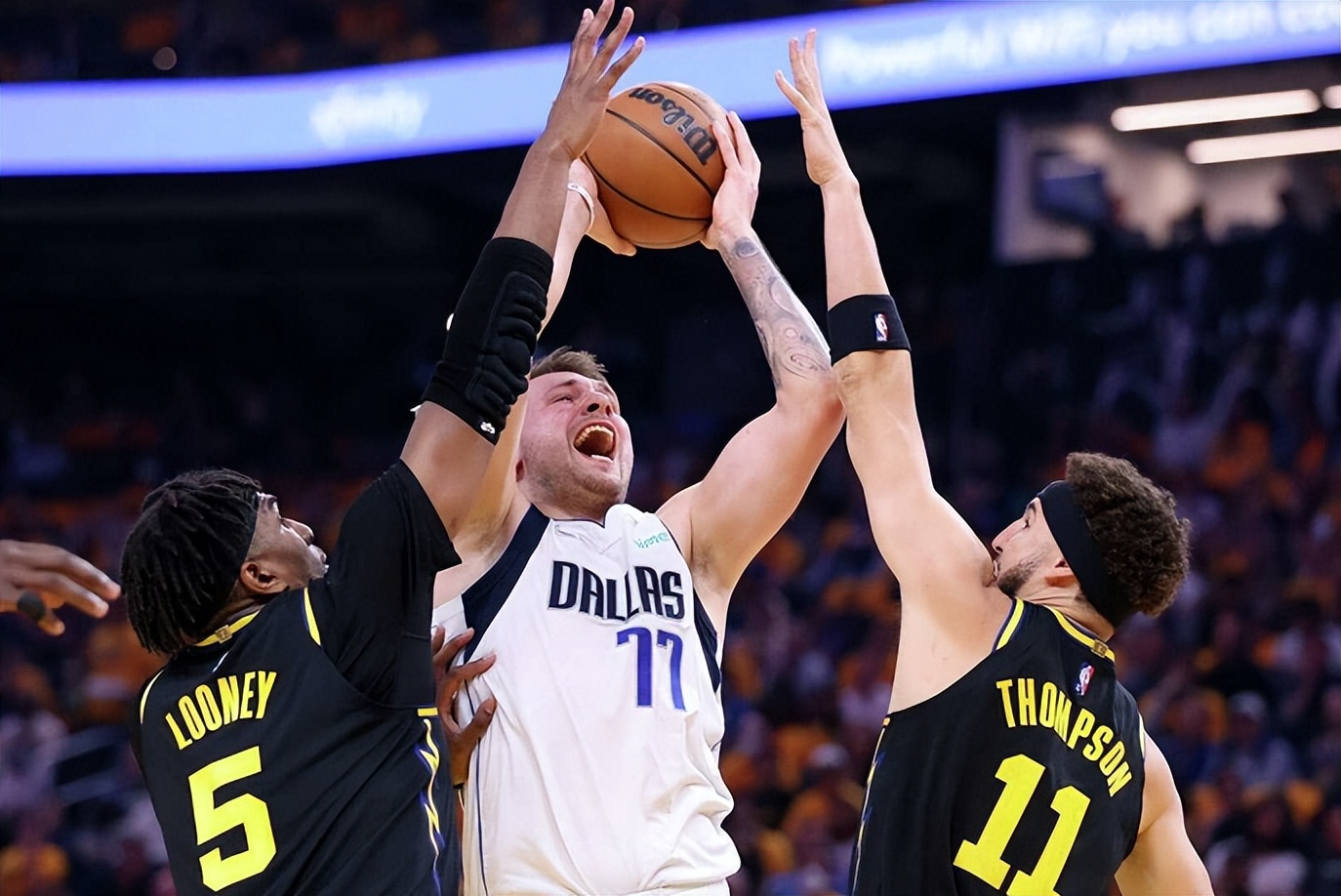 深度水花兄弟维金斯,勇士维金斯摔倒视频