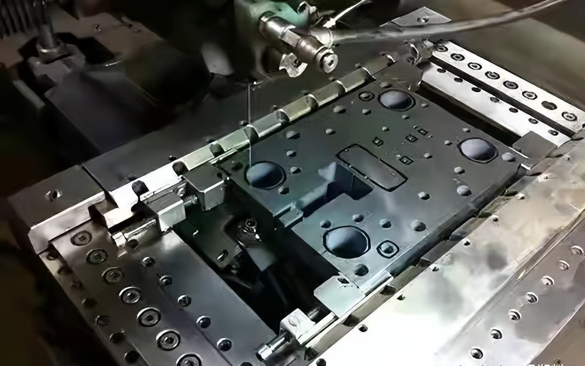 精密塑胶斜齿轮和螺旋齿轮的模具，为何选择采用火花机加工技术