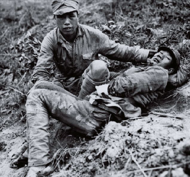 老兵看望去世战友一句话瞬间泪奔,断腿老兵看望战友