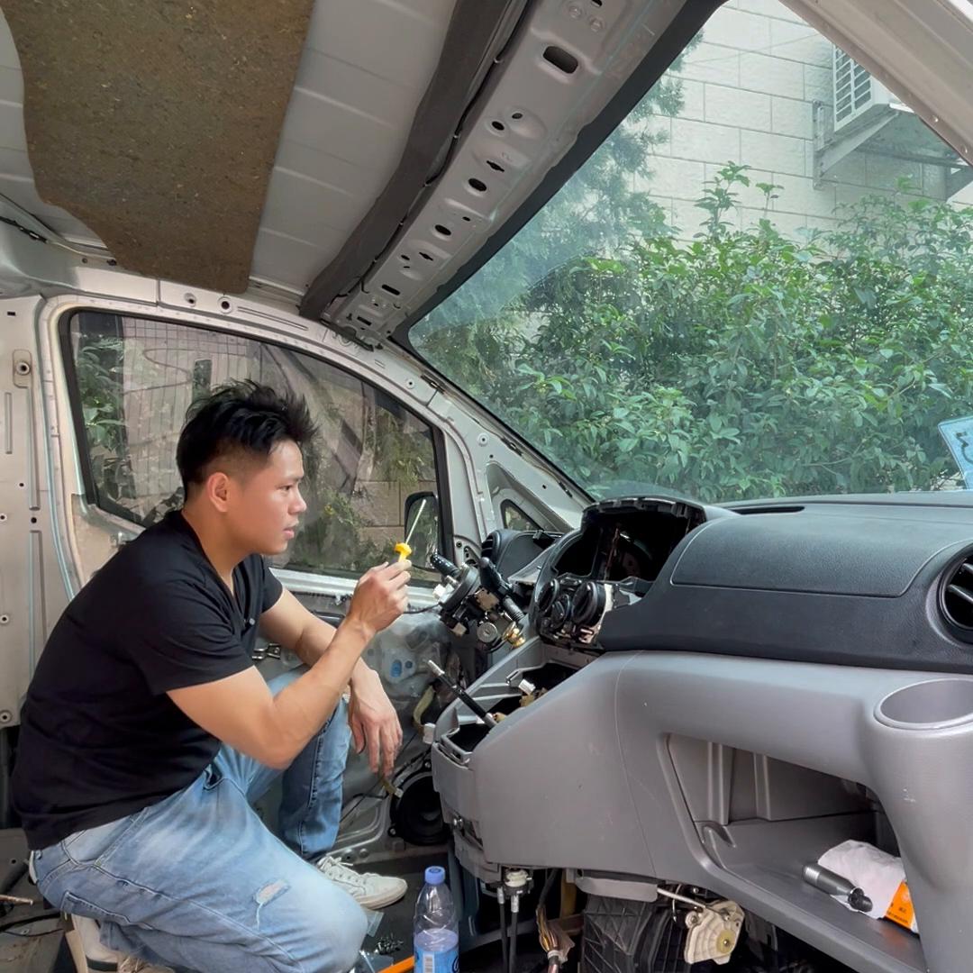 nv200主驾座位拆卸教程,nv200露营车改装视频