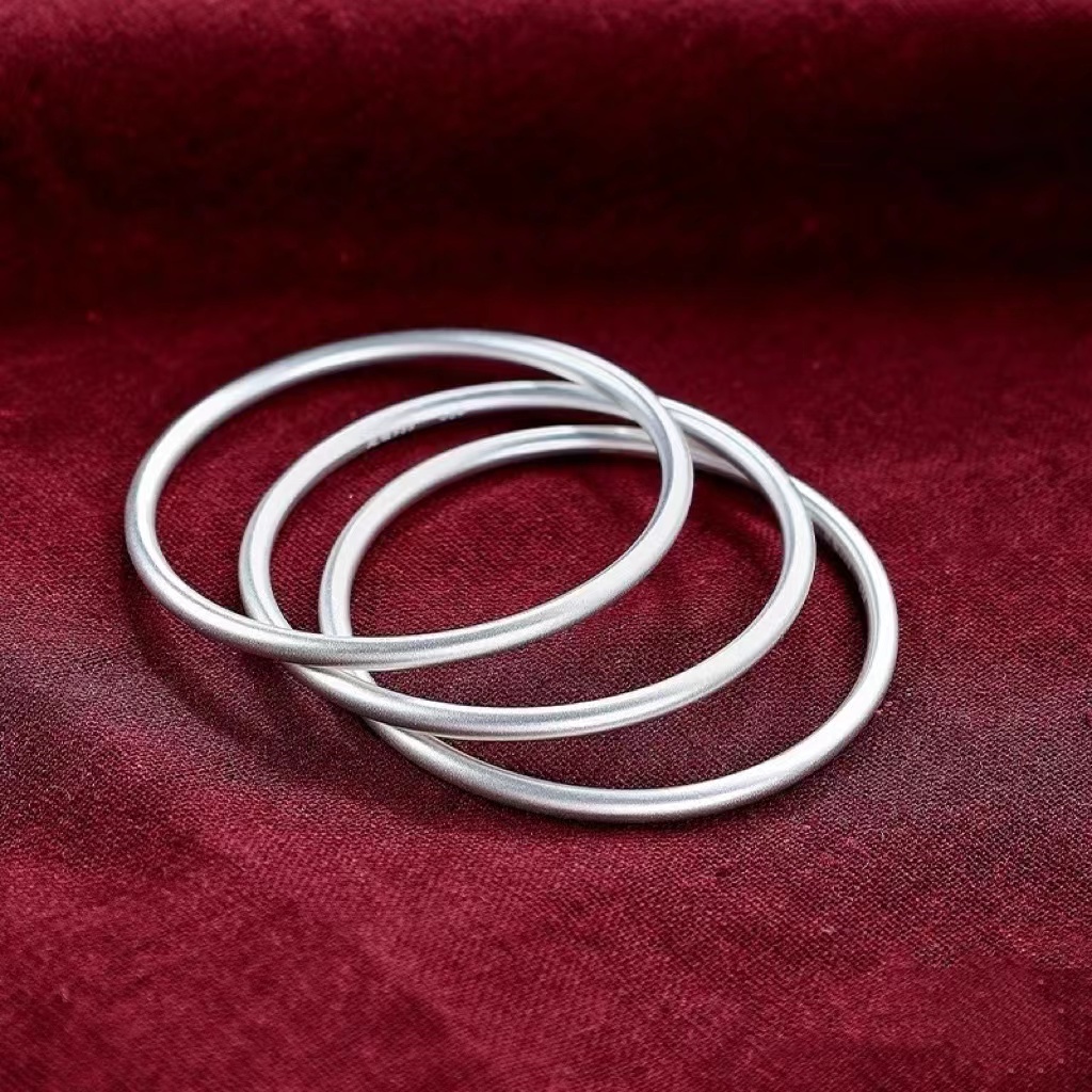 银手镯为什么戴多了俗气,银手镯特别便宜怎么办