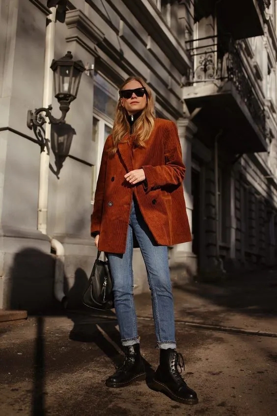 今年又火了种穿法：“萝卜裤+马丁靴”，超显腿长，小个子穿飒美