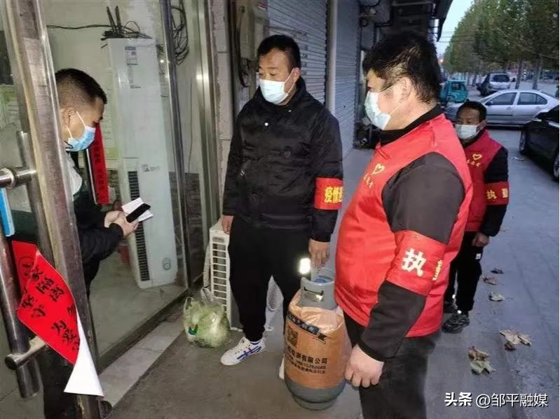 党员走进扶贫户送温暖活动,在职党员进社区爱心超市送温暖