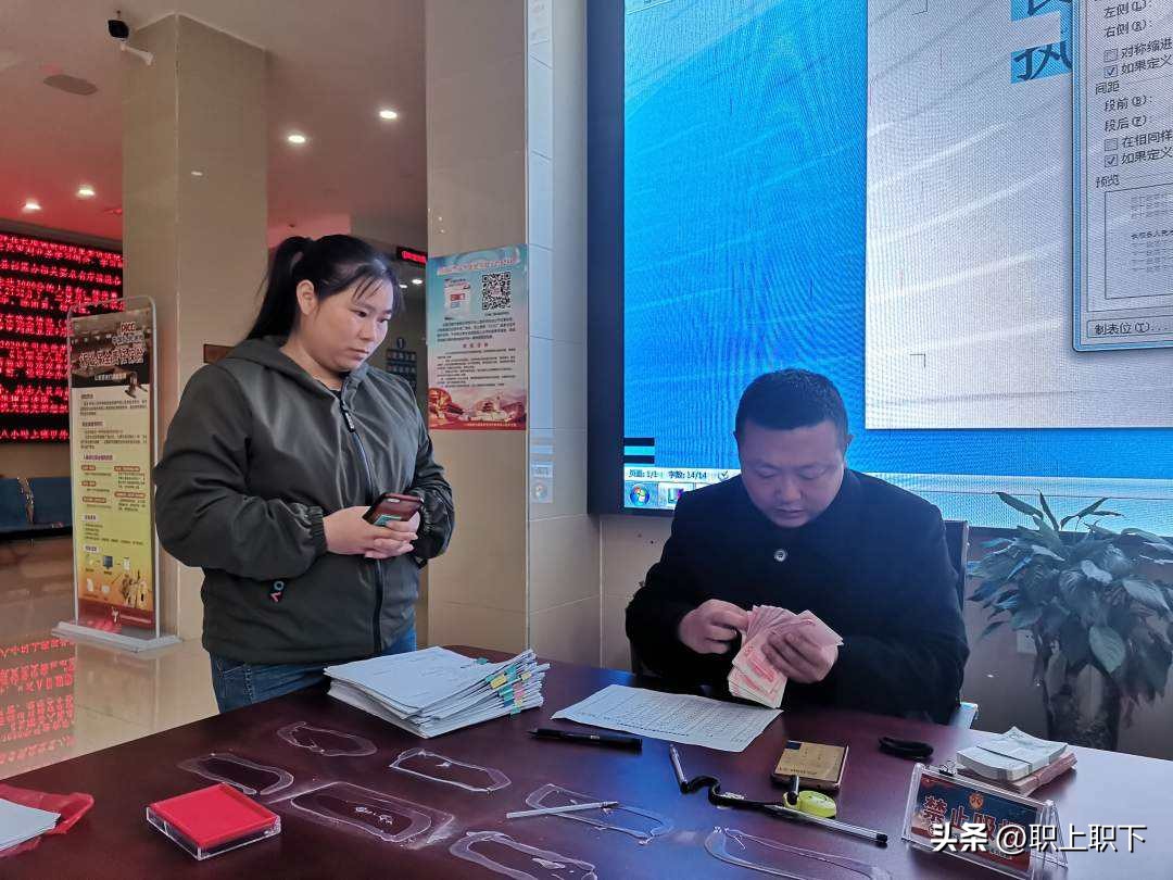 深圳22岁打工妹辞职考程序员后薪水比工厂还低，揭秘五种职业内幕