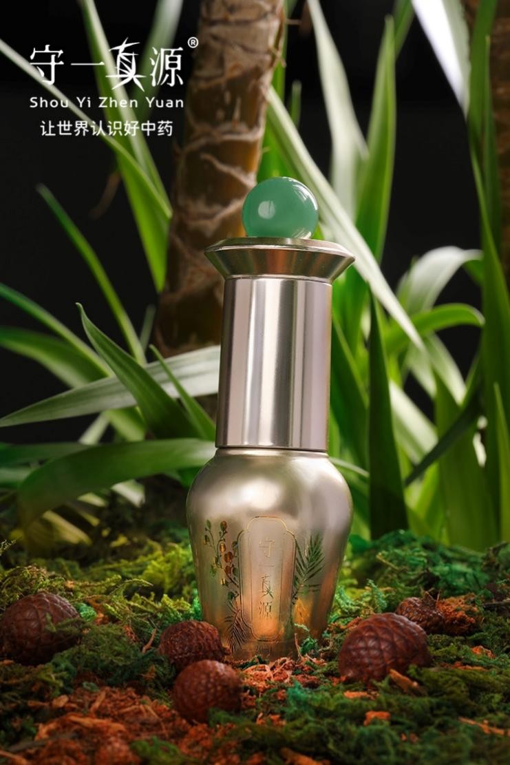 守一真源麒麟竭眼精华采用名方七厘散珍贵中药，紧致你的眼部肌肤