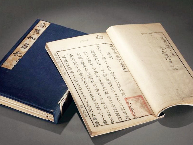 国王看不起胡人进贡的动物，让人拿去喂虎，谁知老虎却趴着不敢动