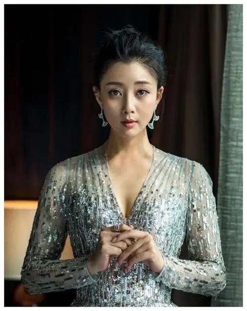 看烦了满屏的“纸片人”“排骨胸”，这几位有肉感的女星才是真美