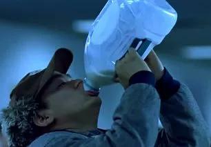 人在囧途里王宝强喝牛奶的那一段,王宝强人在囧途喝牛奶大学生拍摄