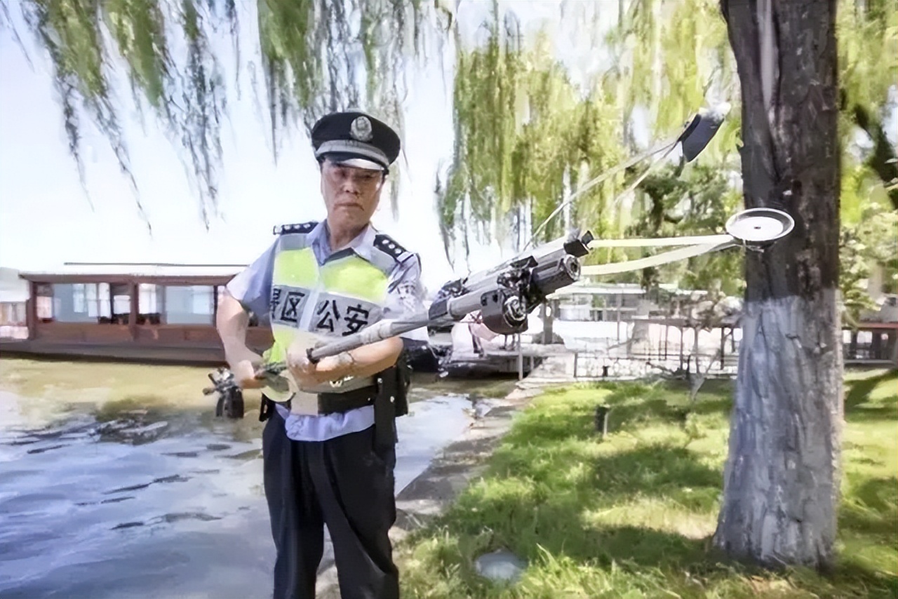 杭州市西湖区潜水打捞手机,游客手机掉西湖男子要价1500打捞