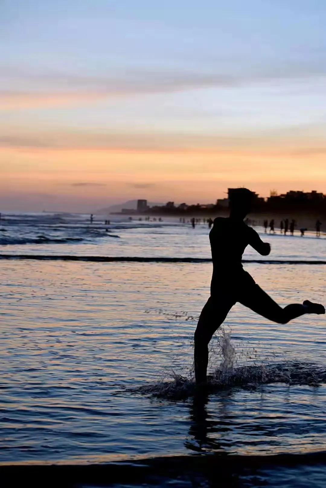 汤雪逸清华女足,足球女孩永不言败