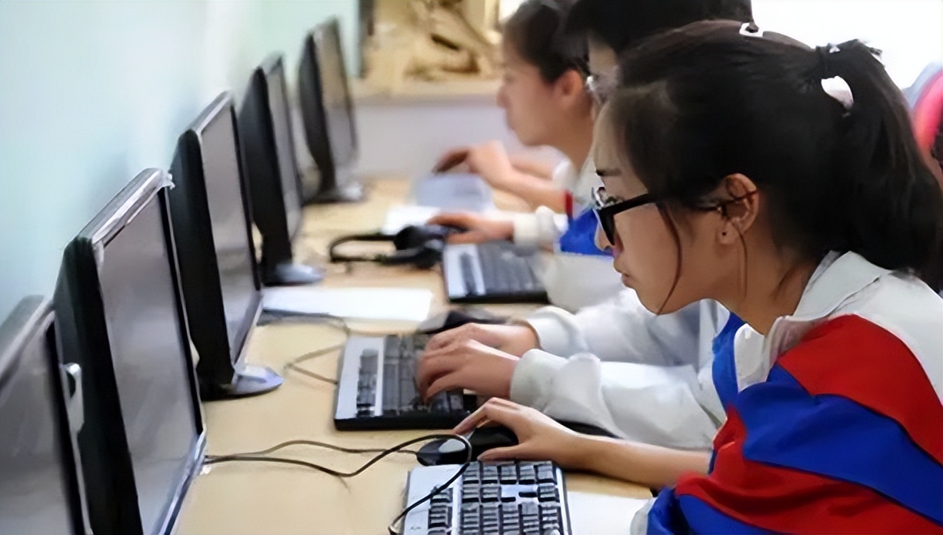 13年一女孩高考成绩从586变364，家长向教育局讨说法，结局大反转