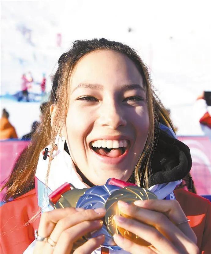 背景亮了！奥运冠军谷爱凌参观乒乓，10岁时就想在美发扬国球