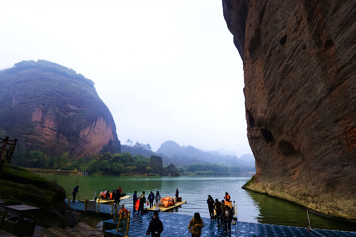 问道龙虎山，观“天下三绝”，“道教第一山”碧水丹霞入画来