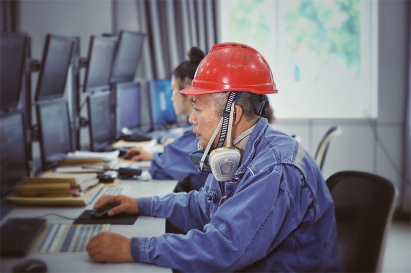 郑飞工人,郑飞工程师