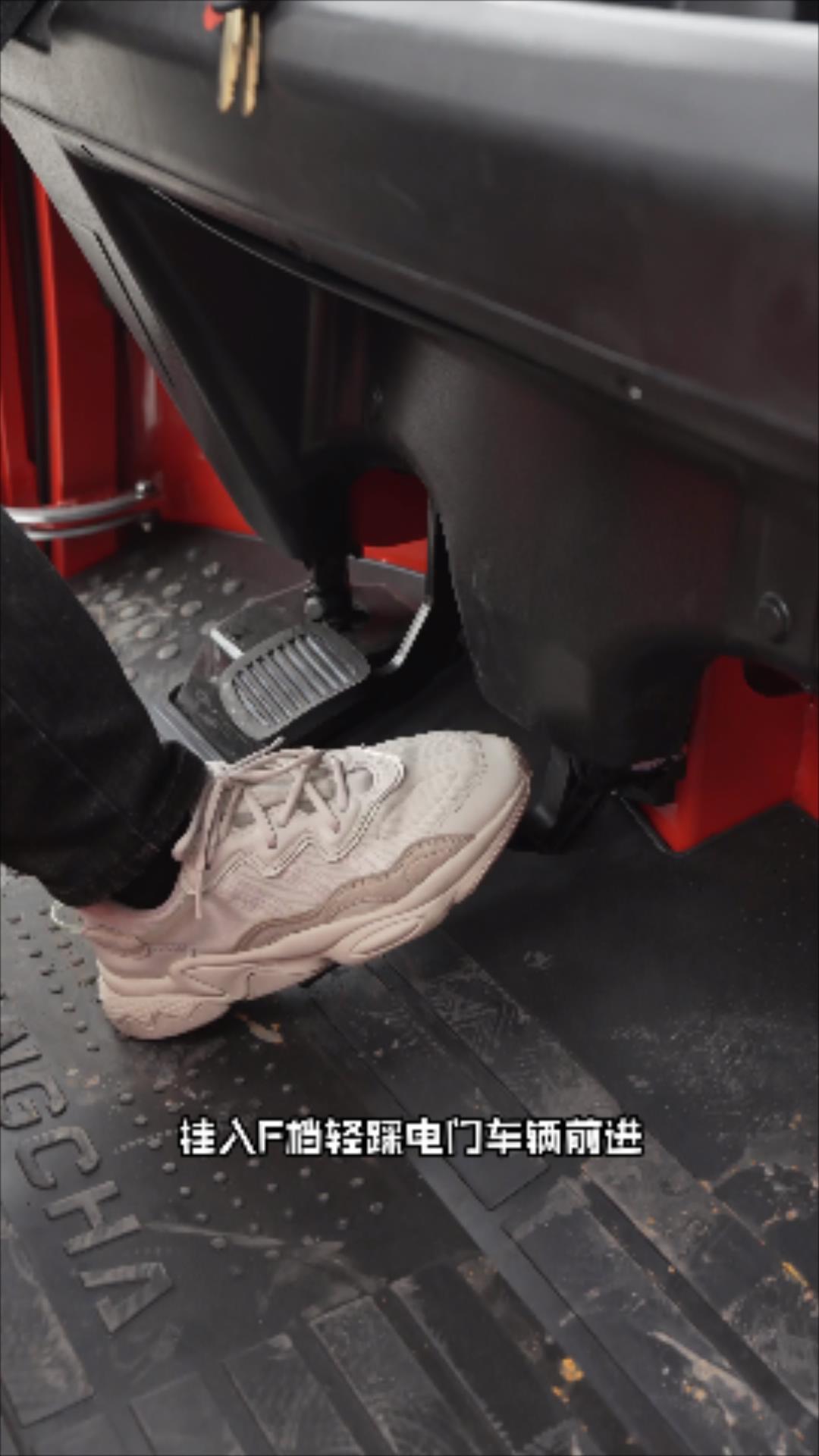 电动平板叉车怎么用,电动搬运车叉车操作