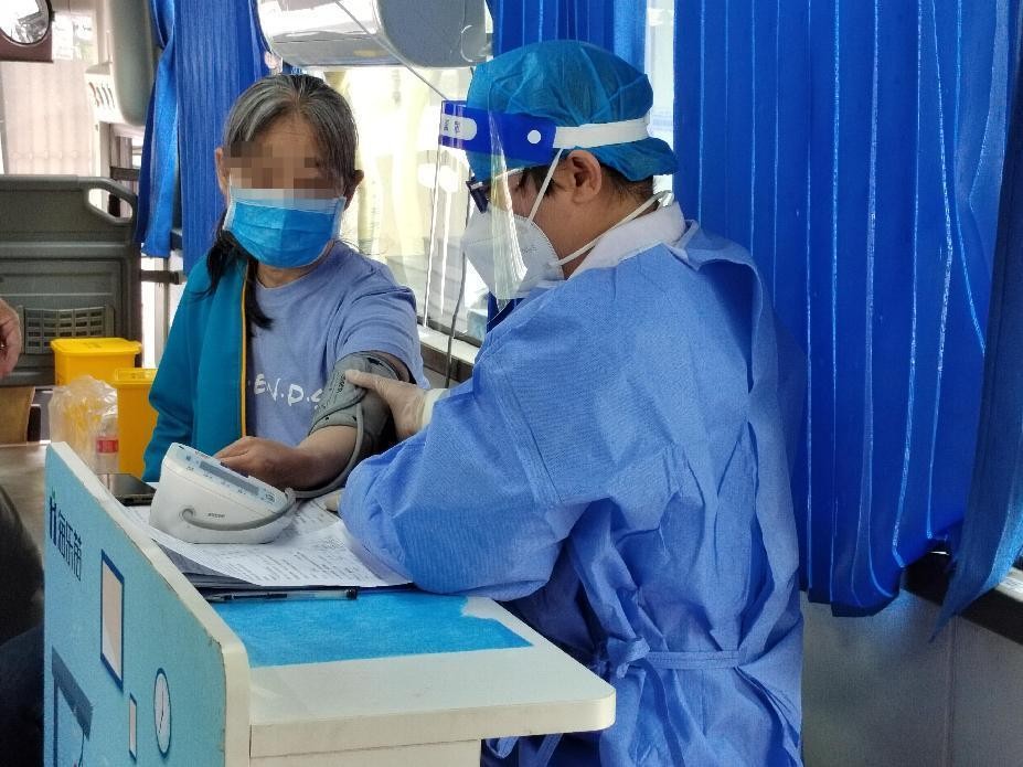 爱心专车贴心服务老人疫苗接种,专车接送老年群众接种疫苗