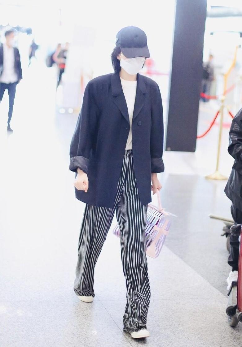 简单条纹上衣穿出时尚感,洋气显年轻的上衣搭配条纹裤