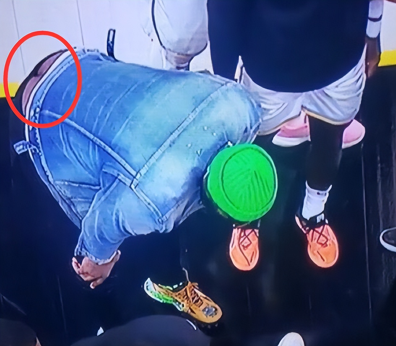 詹姆斯“走光图”爆红，威少给清洁工1万小费，蔡崇信安慰丁威迪