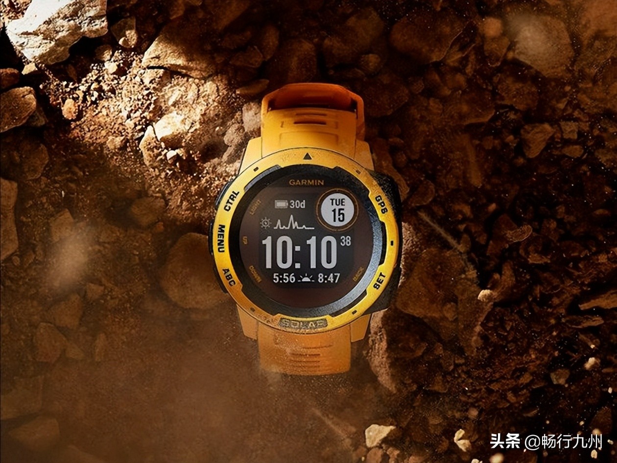 为爱人挑选心仪的礼物,用心挑选礼物的男人