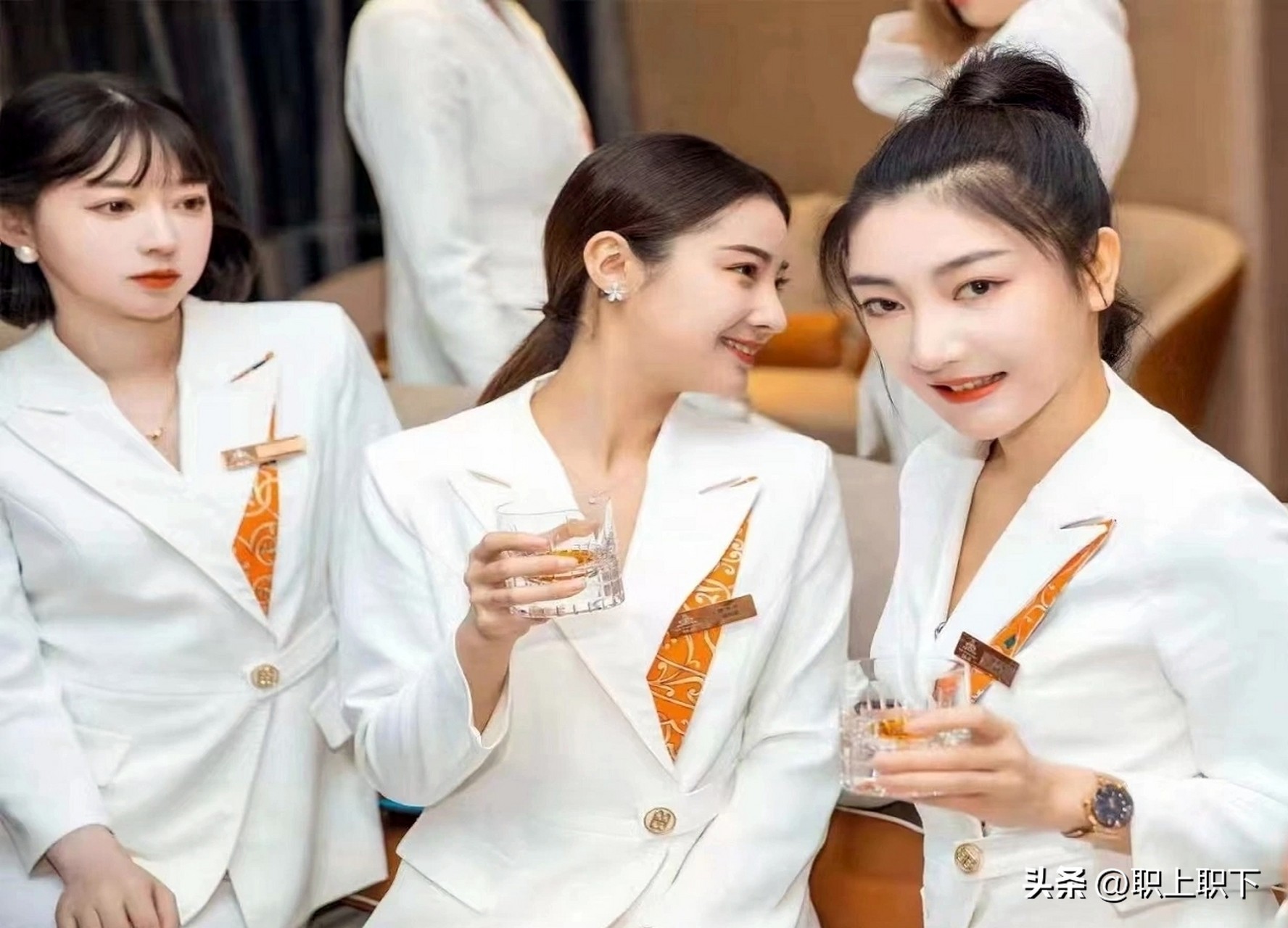 16万家KTV养活了600万年轻劳动力，从月薪3万回落到5000依然抢手