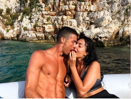 梅西获得金球奖c罗握手梅西,梅西工资卡给老婆