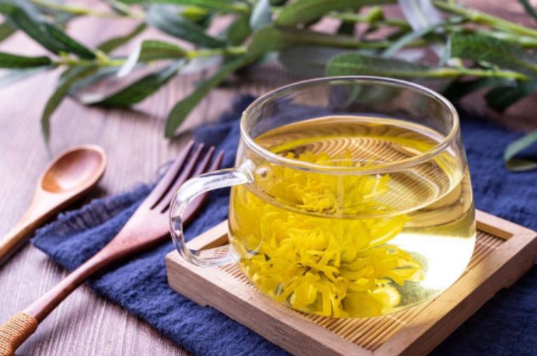 老人常说“夏天到，去燥火”，每天泡杯“降燥茶”，解渴又解暑