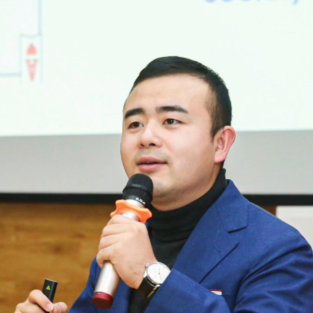 从小镇青年到主持人，从体制内再到创业者。我用16年都没...