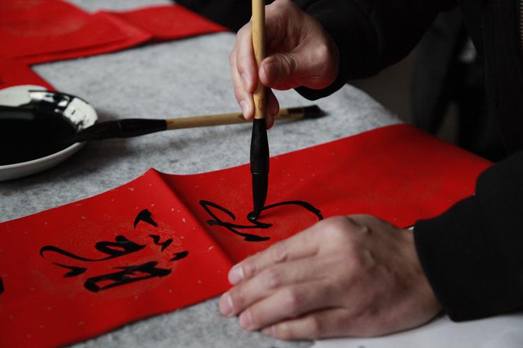 春联影响了城市的文明？城管撕毁他人私人财物，该当何责