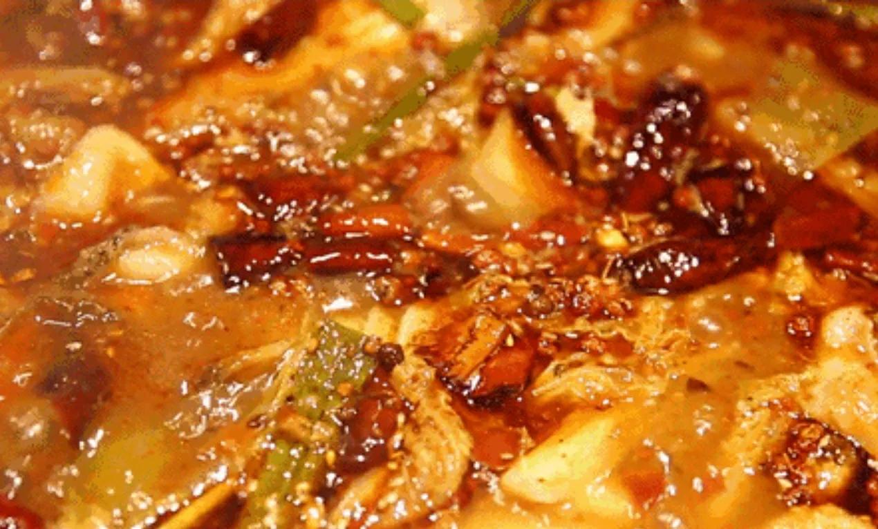 美味柴火鸡铁锅炖,美味柴火鸡汤