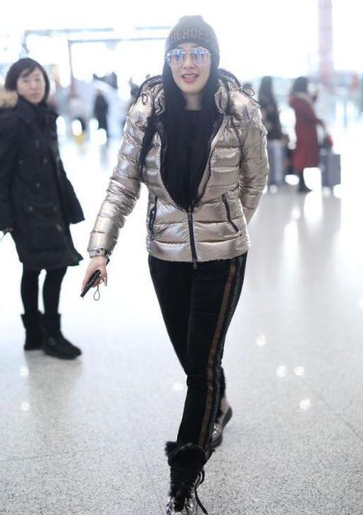 钟丽缇穿运动外套,钟丽缇带女儿和甜馨