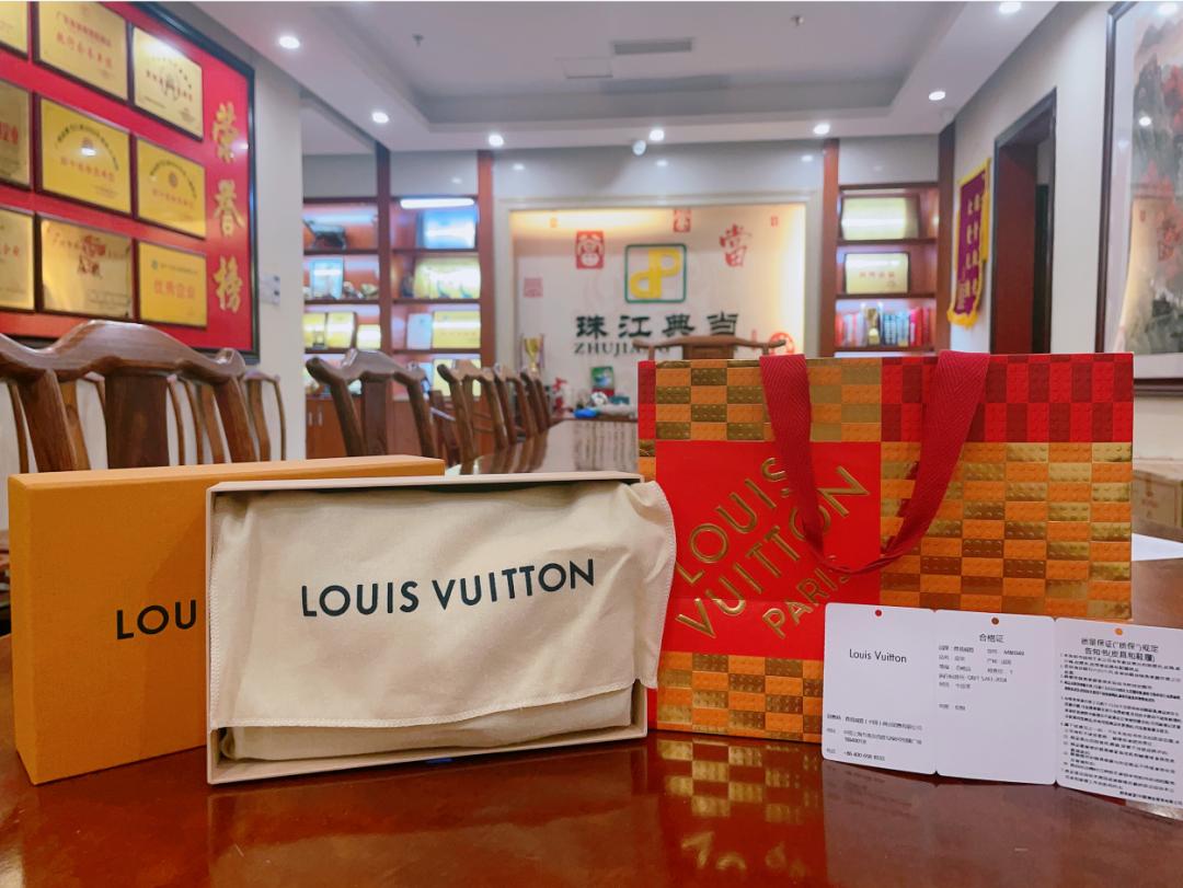 lv的腋下包值得购买吗,lv和香奈儿包哪个值得买