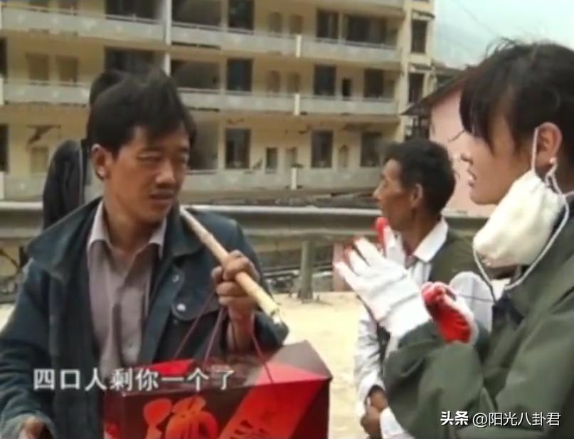 十年前汶川主持人落泪,2008年汶川大地震李小萌实地采访