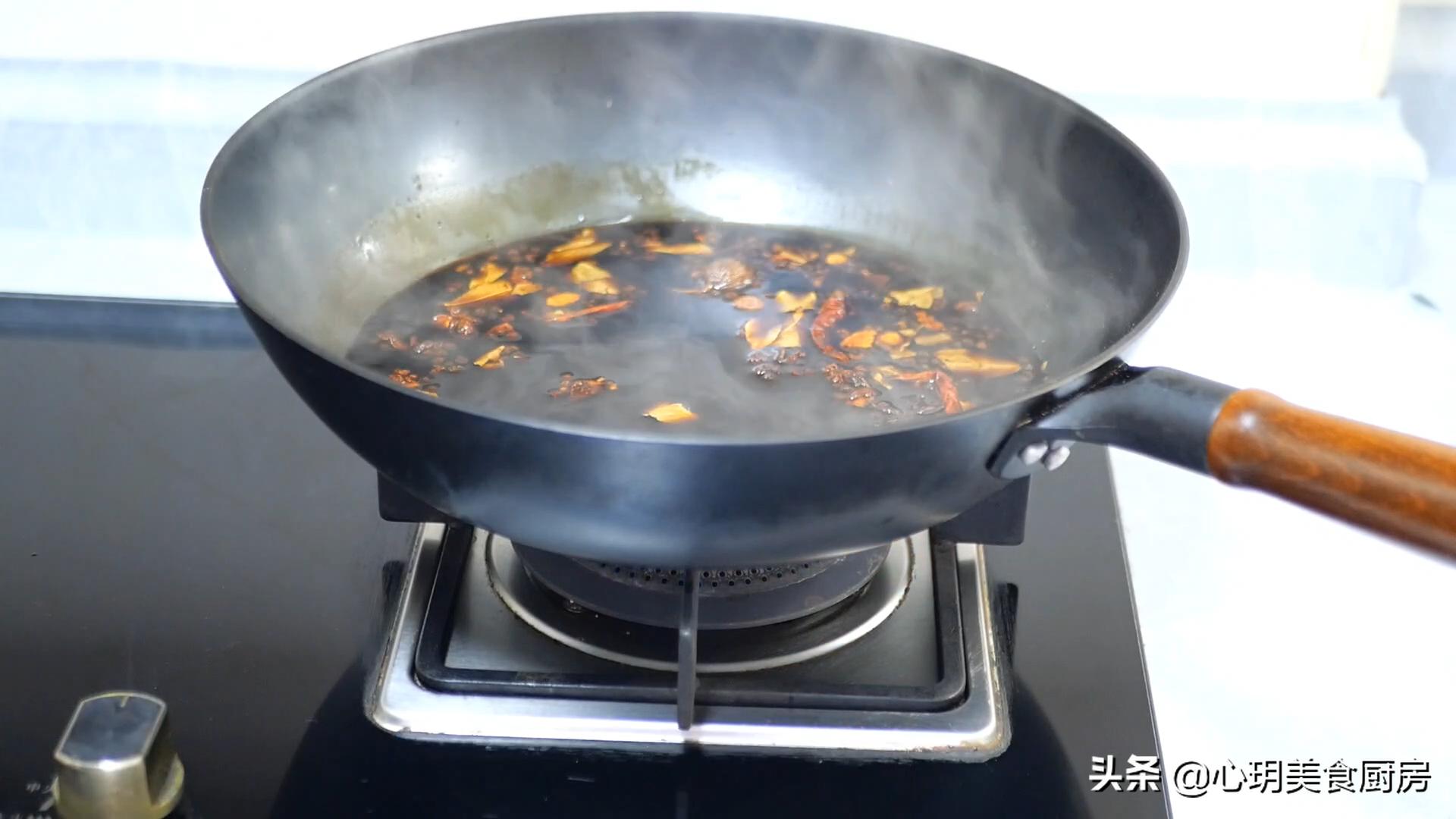 五花肉直接放水里煮一个小时,五花肉直接放酱油中泡2天