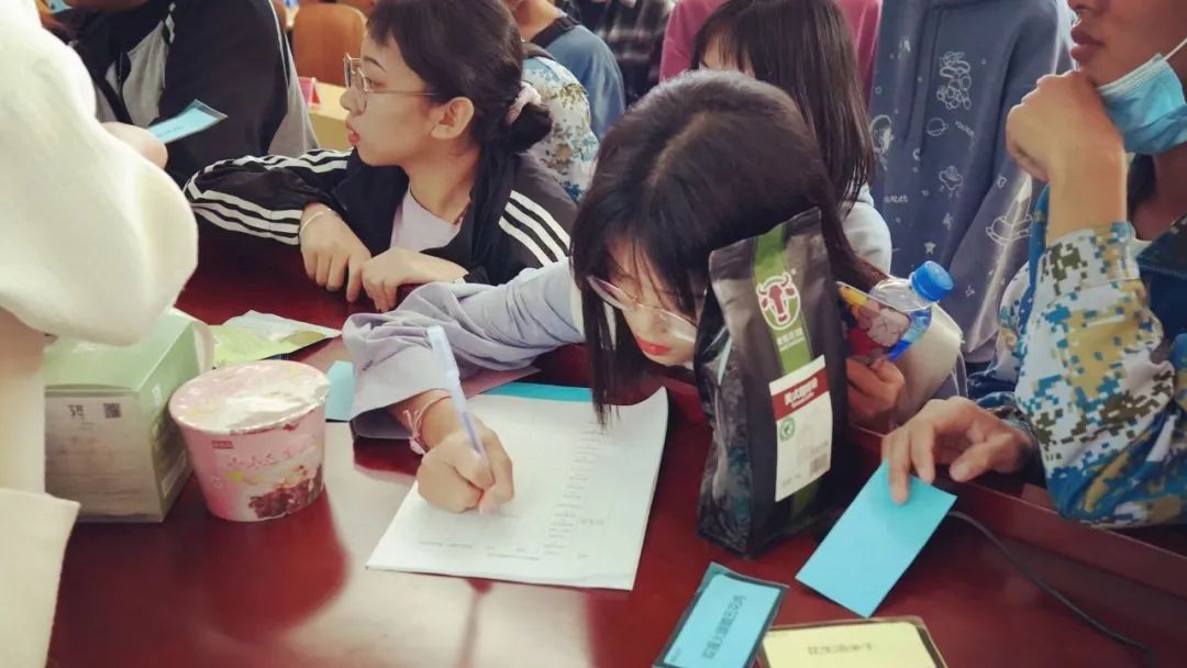 云南姑娘返乡苦学短视频，直播间带火本地咖啡，免费教2000个家乡大学生做自媒体