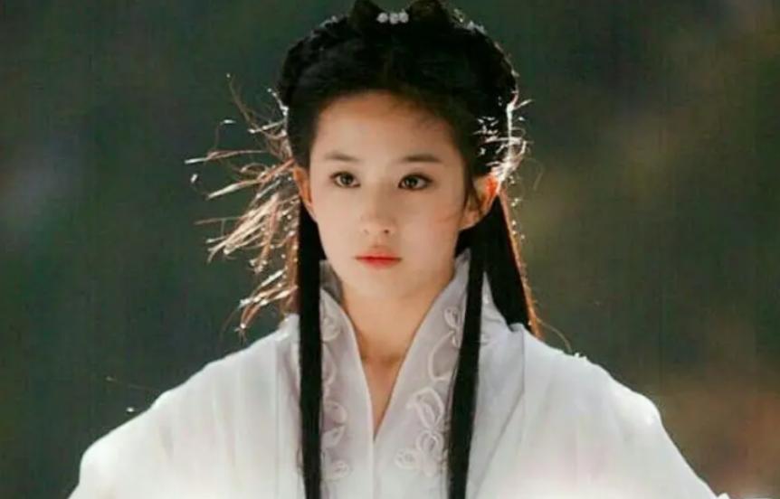 借拍戏之名，袭胸、摸腿、扯内衣，这些“咸猪手”，该管管了