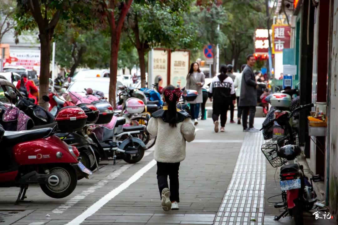 40m²的小店,厨房就占一半!建昌家属院旁的这家馆子开了23年