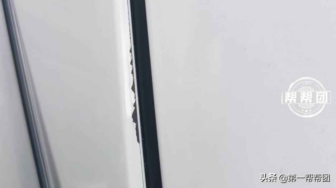 白色新车有色差,纸巾一擦还掉漆?商家却称:正常,太阳晒的